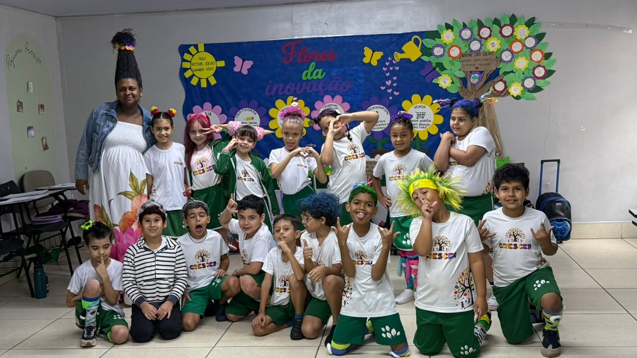 Turma da Escola Crescer reunida em uma atividade