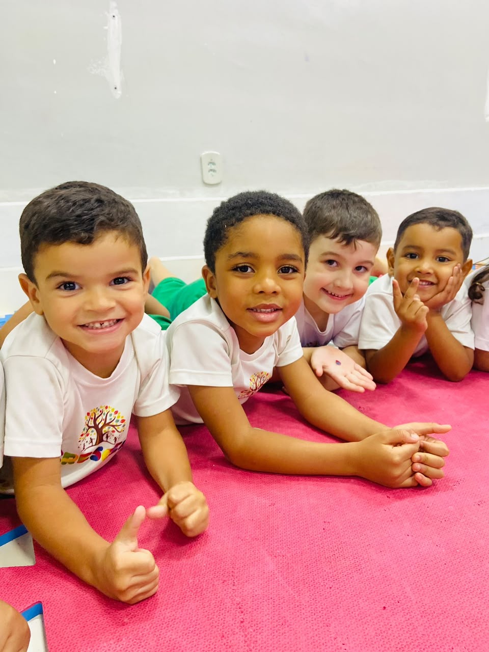 Crianças da Escola Crescer brincando juntas